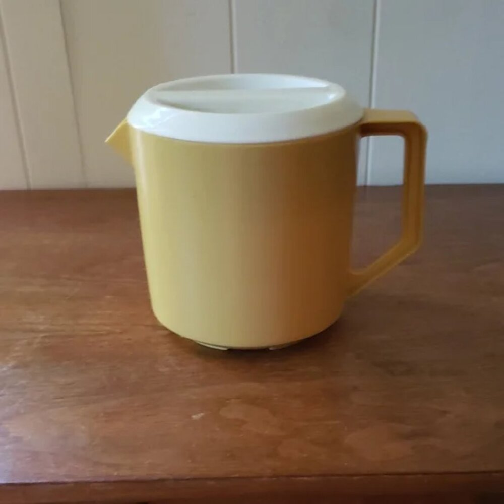 Vtg Rubbermaid Pitcher & Tupperware Egg Carrier Camping Picnic Potluck Reunions
